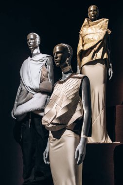 Paris, Fransa - 6 Eylül 2025: İkonik Rick Owens seçimi Palais Galliera 'daki Aşk Tapınağı sergisinde sergileniyor