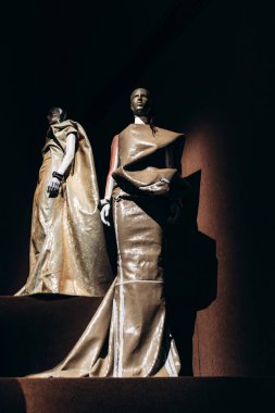 Paris, Fransa - 6 Eylül 2025: İkonik Rick Owens seçimi Palais Galliera 'daki Aşk Tapınağı sergisinde sergileniyor