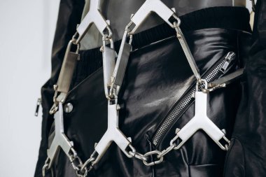 Paris, Fransa - 6 Eylül 2025: Palais Galliera sergisinde Rick Owens Cerberus 'un deri elbise zinciri dekorasyonuna yakın çekim