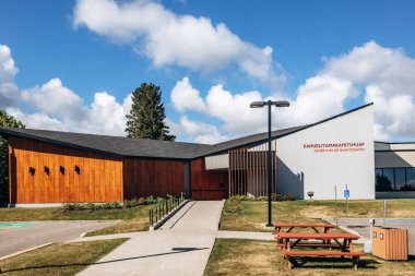 Mashteuiatsh, Kanada - 18 Ağustos 2025: Musee ilnu de Mashteuiatsh binasının ahşap dış görünüşü ve Mashteuiatsh, Quebec