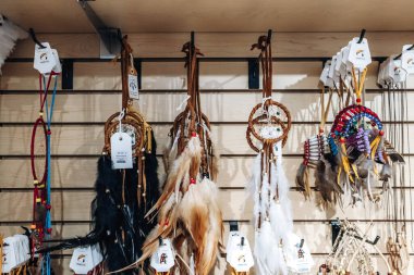 Quebec 'teki Musee ilnu de Mashteuiatsh müzesinde satılık tüyleri ve boncukları olan düş kapanları.