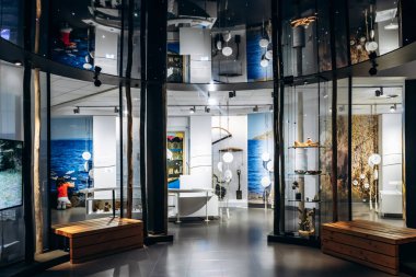 Mashteuiatsh, Kanada - 18 Ağustos 2025: Quebec 'te Innu kültürü, tarihi ve geleneksel eserleri sunan Musee ilnu de Mashteuiatsh' in iç görünümü