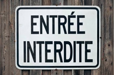 Metabetchouan-Lac-a-la-Croix, Kanada - 19 Ağustos 2025: Antika dükkanının ahşap duvarına asılmış giriş tabelası yok