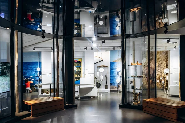 Mashteuiatsh, Kanada - 18 Ağustos 2025: Quebec 'te Innu kültürü, tarihi ve geleneksel eserleri sunan Musee ilnu de Mashteuiatsh' in iç görünümü