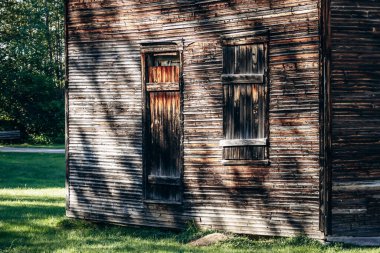 Quebec 'teki Val-Jalbert Tarih Köyü' nde terk edilmiş ahşap bir ev.