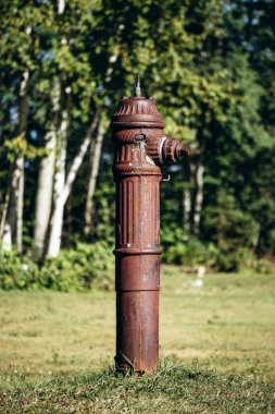 Chambord, Kanada - 18 Ağustos 2025 Val-Jalbert Tarih Köyü 'ndeki terk edilmiş ahşap evlerin yakınındaki paslı yangın musluğu