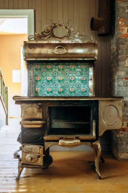 Chambord, Kanada - 18 Ağustos 2025: 1927 'de Quebec' teki Val-Jalbert Tarih Köyü 'nde muhafaza edilen Belanger sobası restore edildi