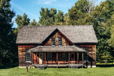 Quebec 'teki Val-Jalbert Tarih Köyü' nde terk edilmiş ahşap bir ev.