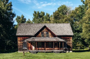 Quebec 'teki Val-Jalbert Tarih Köyü' nde terk edilmiş ahşap bir ev.