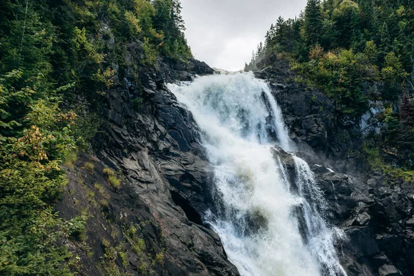 Ouiatchouan Şelaleleri, Quebec 'teki Val-Jalbert Tarih Köyü' ndeki gözlem güvertesiyle yeşil ormandan çağlayarak geçiyor.
