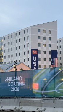 Milan, İtalya - 30 Ocak 2026: Milano Cortina 2026 Olimpiyat Köyü binaları ve Milano 'daki yerleşim alanları, kamusal alanlar ve etkinlik altyapısı