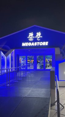 Milan, İtalya - 31 Ocak 2026: Milano Cortina 2026 Megastore 'un lisanslı Olimpiyat ve Paralimpik Kış Oyunları ürünleri satan resmi dış görünümü