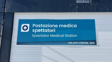 Livigno, İtalya - 1 Şubat 2026: Milano Cortina 2026 Kış Olimpiyatları tesislerinde Spectator sağlık istasyonu tabelası