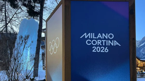 Bormio, İtalya - 1 Şubat 2026: Milano Cortina 2026 Kış Oyunları öncesinde Alp kenti Bormio 'da halka sergilenen Olimpiyat tabelası