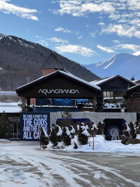 Livigno, İtalya - 2 Şubat 2026: Aquagranda spor ve sağlık merkezi Levigno 'da karlı dağlarla çevrili