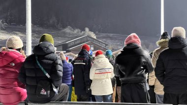 Livigno, İtalya - 6 Şubat 2026: Seyirciler Milano Cortina 2026 Kış Olimpiyatları 'nın açılış töreninde dağlık alanda bir araya geldiler.