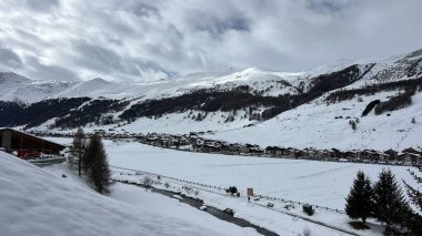 İtalyan Alpleri 'ndeki Milano Cortina 2026 hazırlıkları sırasında Alp köyü ve Olimpiyat kış alanı karla kaplıydı.