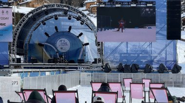 Livigno, İtalya - 12 Şubat 2026: Milano Cortina 2026 'da dev ekran yayınları ile hayran köyü sahnesi