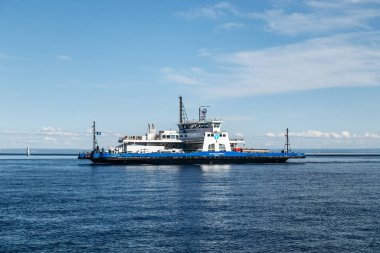 Tadoussac, Kanada - 22 Ağustos 2025: Feribot, Quebec 'te Tadoussac ve Baie Sainte Catherine arasında Saint Lawrence Nehri üzerinden yolcu ve araç taşıyor