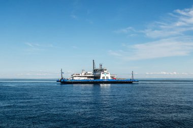 Tadoussac, Kanada - 22 Ağustos 2025: Feribot, Quebec 'te Tadoussac ve Baie Sainte Catherine arasında Saint Lawrence Nehri üzerinden yolcu ve araç taşıyor