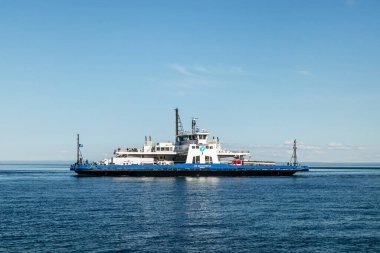 Tadoussac, Kanada - 22 Ağustos 2025: Feribot, Quebec 'te Tadoussac ve Baie Sainte Catherine arasında Saint Lawrence Nehri üzerinden yolcu ve araç taşıyor