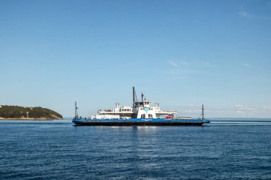Tadoussac, Kanada - 22 Ağustos 2025: Feribot, Quebec 'te Tadoussac ve Baie Sainte Catherine arasında Saint Lawrence Nehri üzerinden yolcu ve araç taşıyor