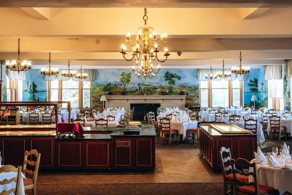 Tadoussac, Quebec, Kanada - 22 Ağustos 2025: Tadoussac 'taki ünlü Tadoussac otelinin iç manzarası