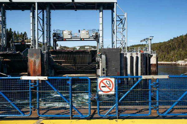 Tadoussac, Kanada - 22 Ağustos 2025: Tadoussac 'taki feribot terminali altyapısı - Baie Sainte Catherine Saguenay Nehri' nden geçerken, metal yükleme rampası, kenetlenme platformu, trafik ışıkları, sigara içilmeyen güvenlik bariyerleri