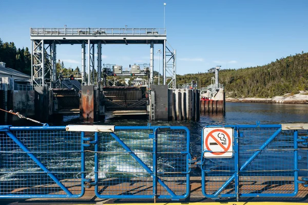 Tadoussac, Kanada - 22 Ağustos 2025: Tadoussac 'taki feribot terminali altyapısı - Baie Sainte Catherine Saguenay Nehri' nden geçerken, metal yükleme rampası, kenetlenme platformu, trafik ışıkları, sigara içilmeyen güvenlik bariyerleri