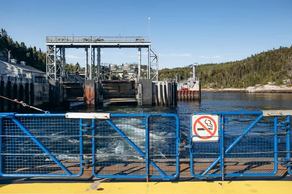 Tadoussac, Kanada - 22 Ağustos 2025: Tadoussac 'taki feribot terminali altyapısı - Baie Sainte Catherine Saguenay Nehri' nden geçerken, metal yükleme rampası, kenetlenme platformu, trafik ışıkları, sigara içilmeyen güvenlik bariyerleri