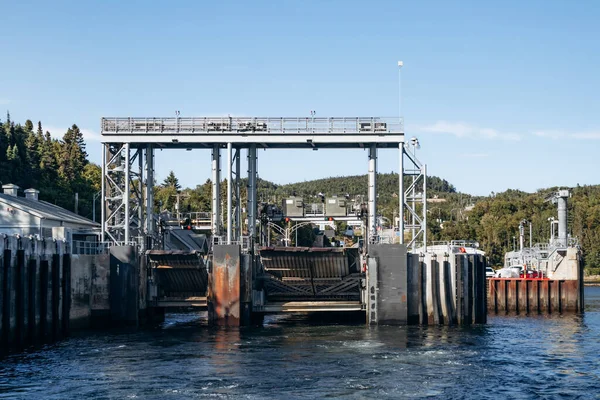 Tadoussac, Kanada - 22 Ağustos 2025: Tadoussac 'taki feribot terminali altyapısı - Baie Sainte Catherine Saguenay Nehri' nden geçerken, metal yükleme rampası, kenetlenme platformu, trafik ışıkları, sigara içilmeyen güvenlik bariyerleri