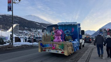 Livigno, İtalya - 15 Şubat 2026: Alp kasabasındaki Milano Cortina 2026 Kış Olimpiyatları sırasında renkli karakterlerle karnaval geçidi
