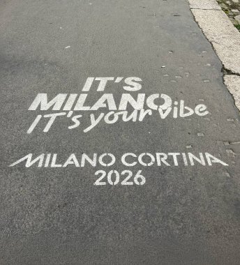 Milan, İtalya - 24 Şubat 2026: Milano Cortina 2026 Promosyon sloganı Milano 'daki Olimpiyat Köyü yakınlarındaki kaldırıma çizildi
