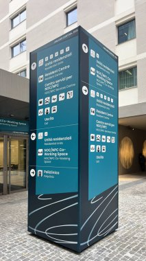 Milan, İtalya - 24 Şubat 2026: Milano Cortina 2026 Kış Oyunları 'nda konut birimleri ve NOC NPC hizmetleri için yön işareti