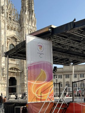 Milan, İtalya - 25 Şubat 2026: Milano Cortina 2026 Paralimpik alev bayrağı ve Piazza del Duomo 'daki etkinlik sahnesi