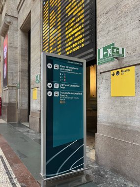Milan, İtalya - 25 Şubat 2026: Milano Cortina 2026 Olimpiyat taşımacılık tabelası Milano Centrale tren istasyonunda