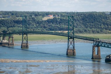 Saint Lawrence Nehri 'ni geçen Pont de l Ile d Orleans köprüsü görünür inşaat işleri ve Beauport, Quebec yakınlarındaki alçak gelgit kıyıları ile