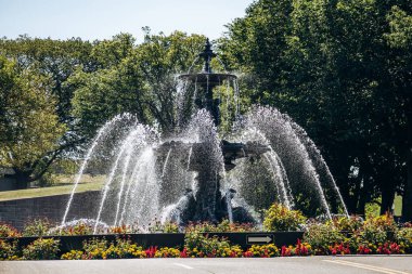 Quebec City, Kanada - 23 Ağustos 2025: Güneşli yaz gününde Quebec Ulusal Meclis binası önünde su jetleriyle Fontaine de Tourny çeşmesi