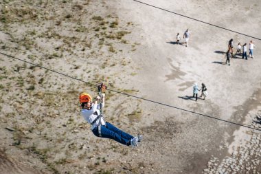 Beauport, Kanada - 22 Ağustos 2025: Montmorency Şelalesi yakınlarındaki Quebec City bölgesinde Montmorency Vadisi 'nden geçen ziyaretçiler