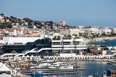 Cannes, Fransa - 15 Eylül 2025: Port de Cannes ve Palais des Festivals 'in lüks yatları ve Fransız Riviera kıyısındaki Akdeniz kıyısındaki şehir silueti manzarası