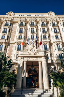 Cannes, Fransa - 15 Eylül 2025: Fransız Riviera Bulvarı 'nda palmiye ağaçlarıyla Carlton Cannes lüks otelinin cephesi