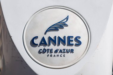 Cannes, Fransa - 15 Eylül 2025: Cannes Cote d Azur France şehir logosu üzerinde palmiye yaprağı sembolü Fransız Riviera 'sı Cannes' da Cannes d. Alsace bulvarı boyunca halka açık bir sokak yapısına monte edilmiştir.