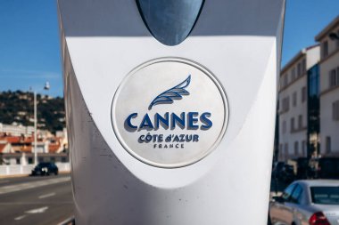 Cannes, Fransa - 15 Eylül 2025: Cannes Cote d Azur France şehir logosu üzerinde palmiye yaprağı sembolü Fransız Riviera 'sı Cannes' da Cannes d. Alsace bulvarı boyunca halka açık bir sokak yapısına monte edilmiştir.