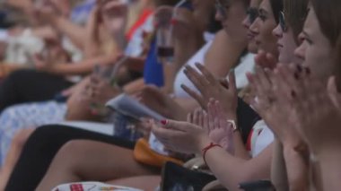 Odessa moda günü, 12 Temmuz 2015 yılında, Odessa, Ukrayna: seyirci alkışlamak moda gösterisi sırasında