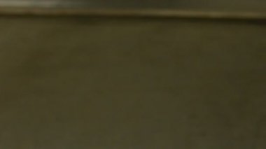 Garajda karanlıkta siyah tabanca