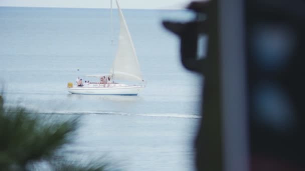 Eine Jacht segelt auf dem Meer — Stockvideo