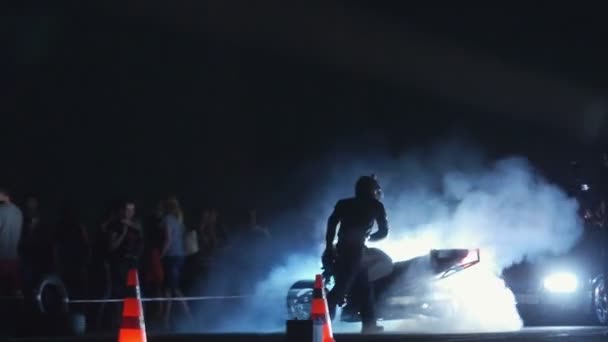 Odessa, Ucrânia - 15 de julho: Motorista de motocicleta verificou sua moto à deriva — Vídeo de Stock