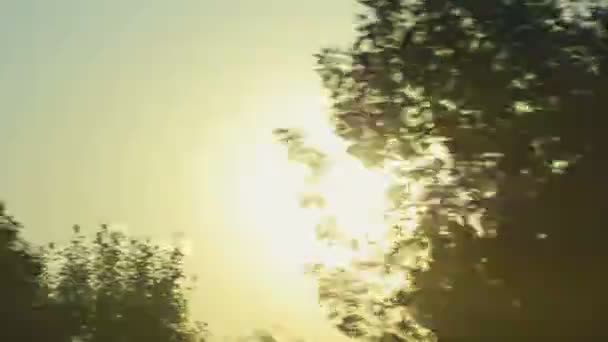 Zonsondergang vanaf de autoruit — Stockvideo