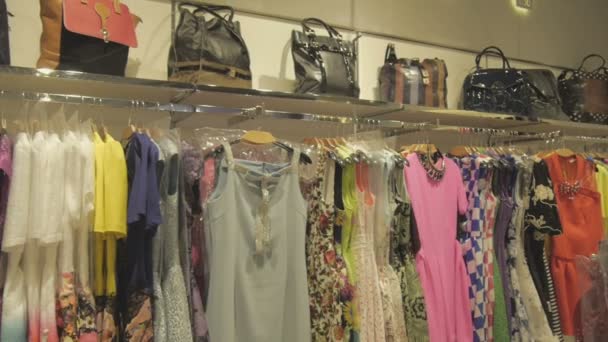 Kleding hangen aan kledinghangers bij kleding Shop — Stockvideo