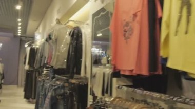 Giyim Askıları giysi dükkanında asılı Satılık. Steadicam atış